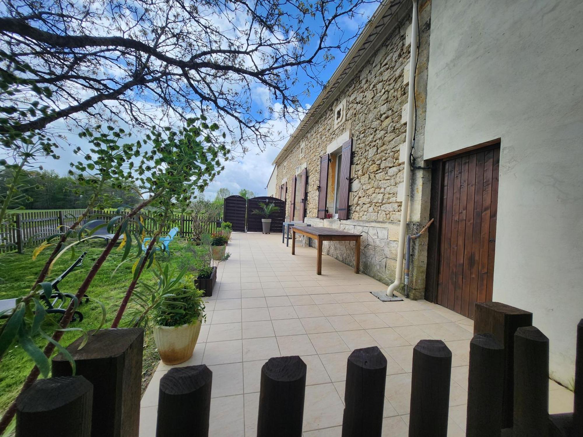 Gite Les Longeres Montazeau 外观 照片